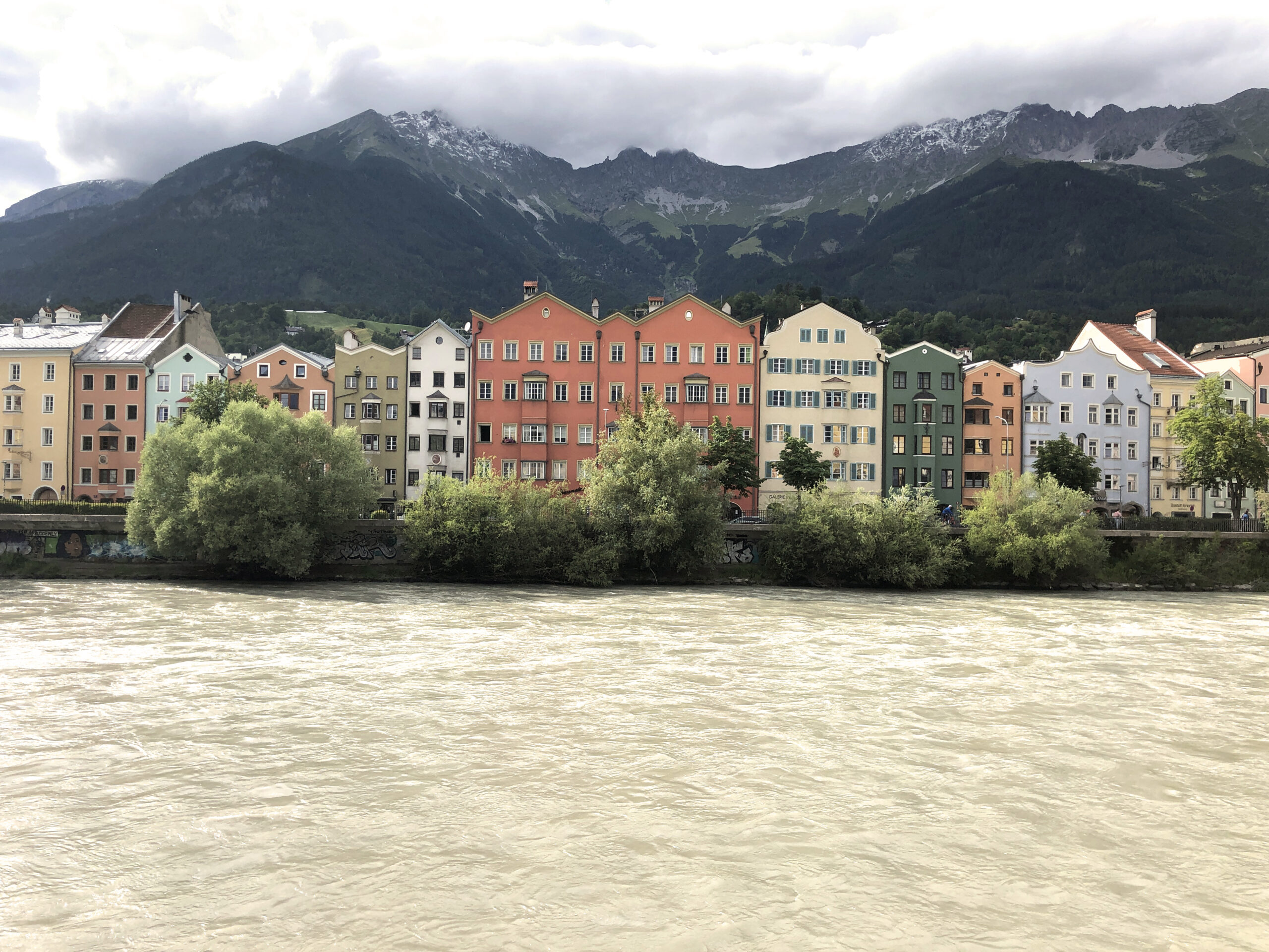 Innsbruck_cityline_pastell_houses
